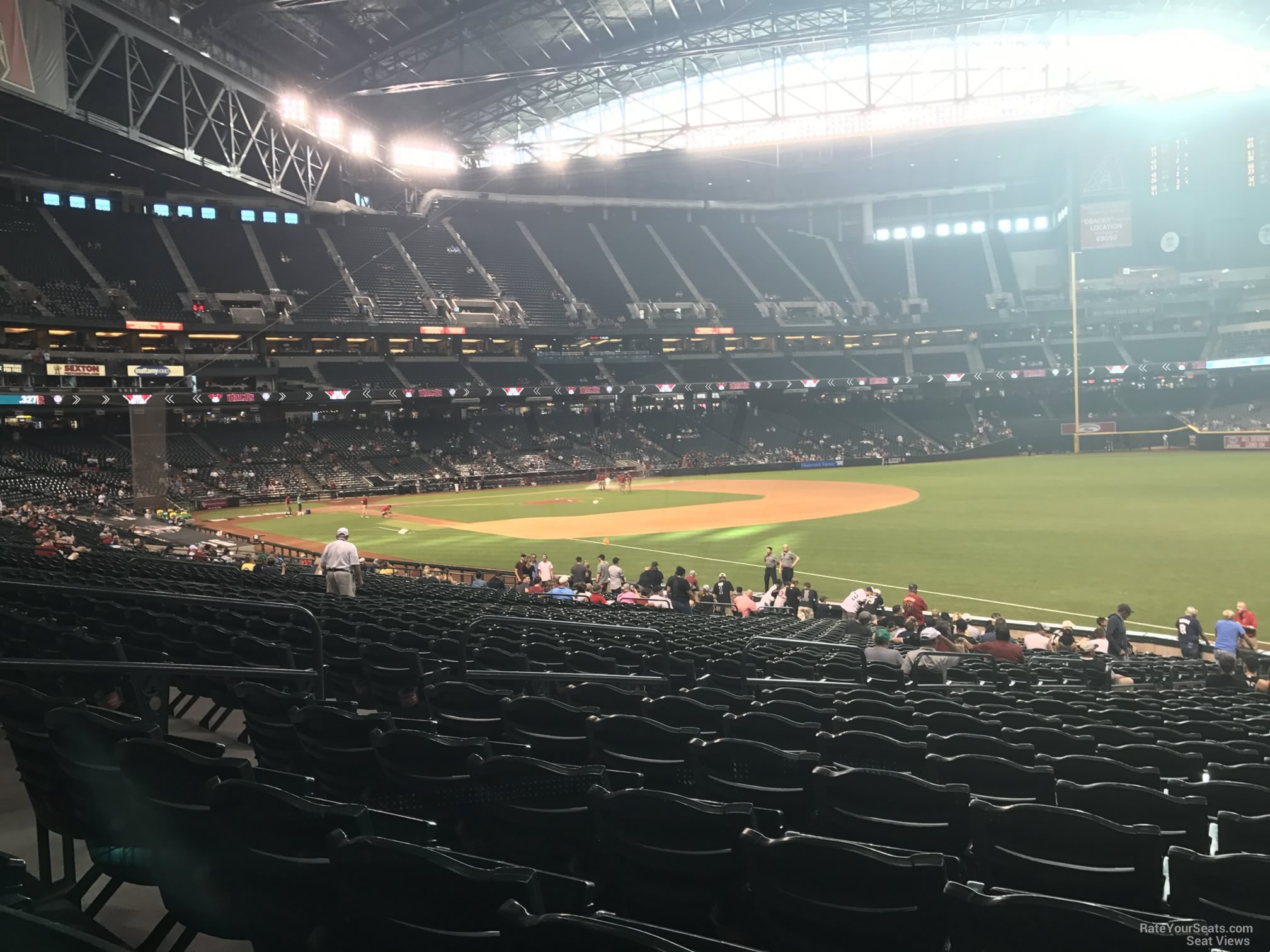 X 上的Funhouse：「Randy Johnson in the house at Chase Field; still