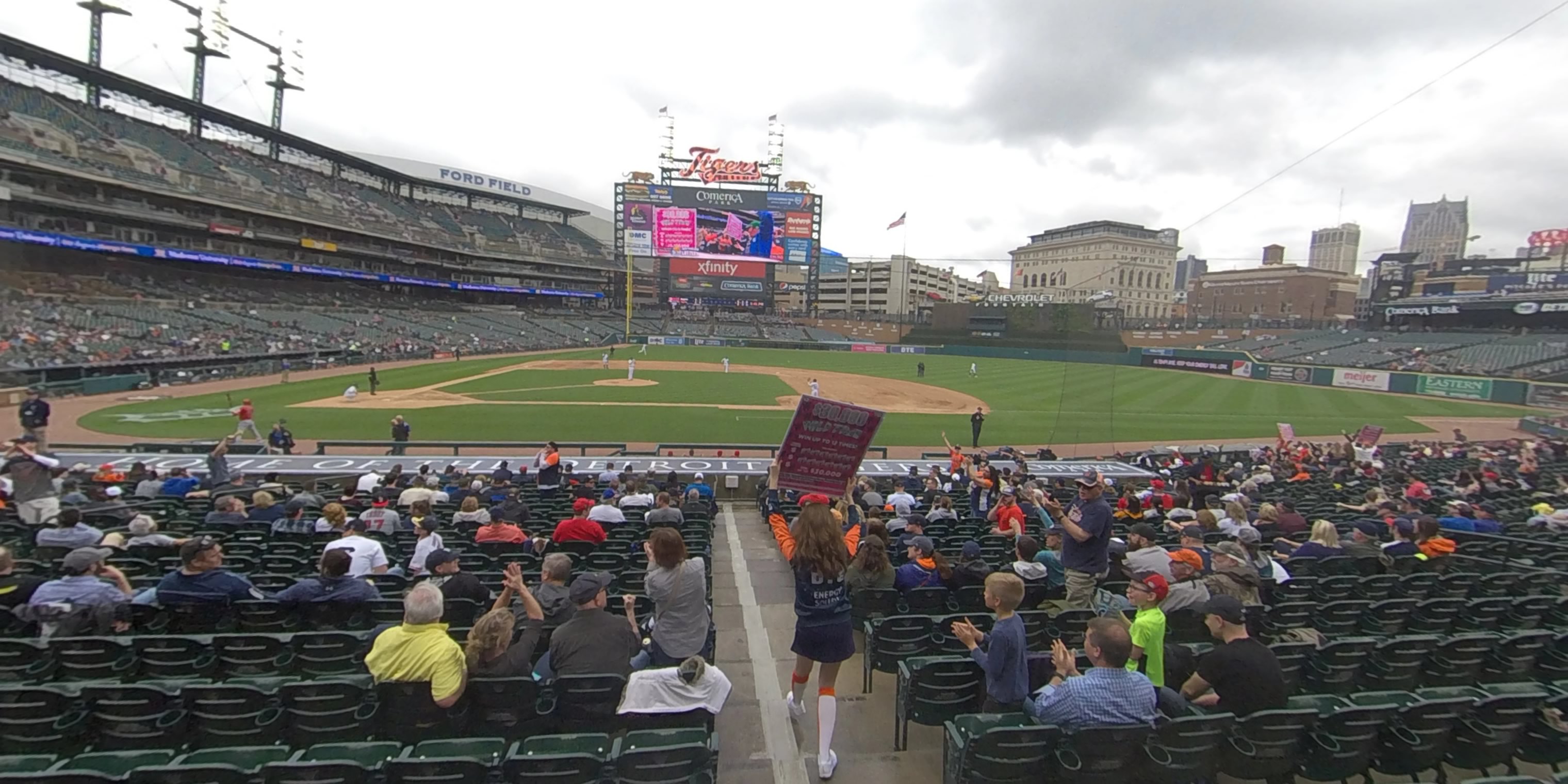 Tiger 👑! In honor of his final series, the @Tigers put a Miggy jersey on  the tiger statue outside of Comerica Park.💙🧡