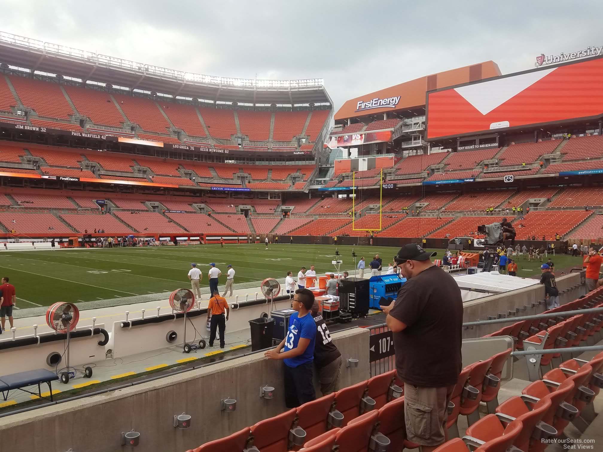 107 Cleveland Browns Entrance Stock Photos, High-Res Pictures, and