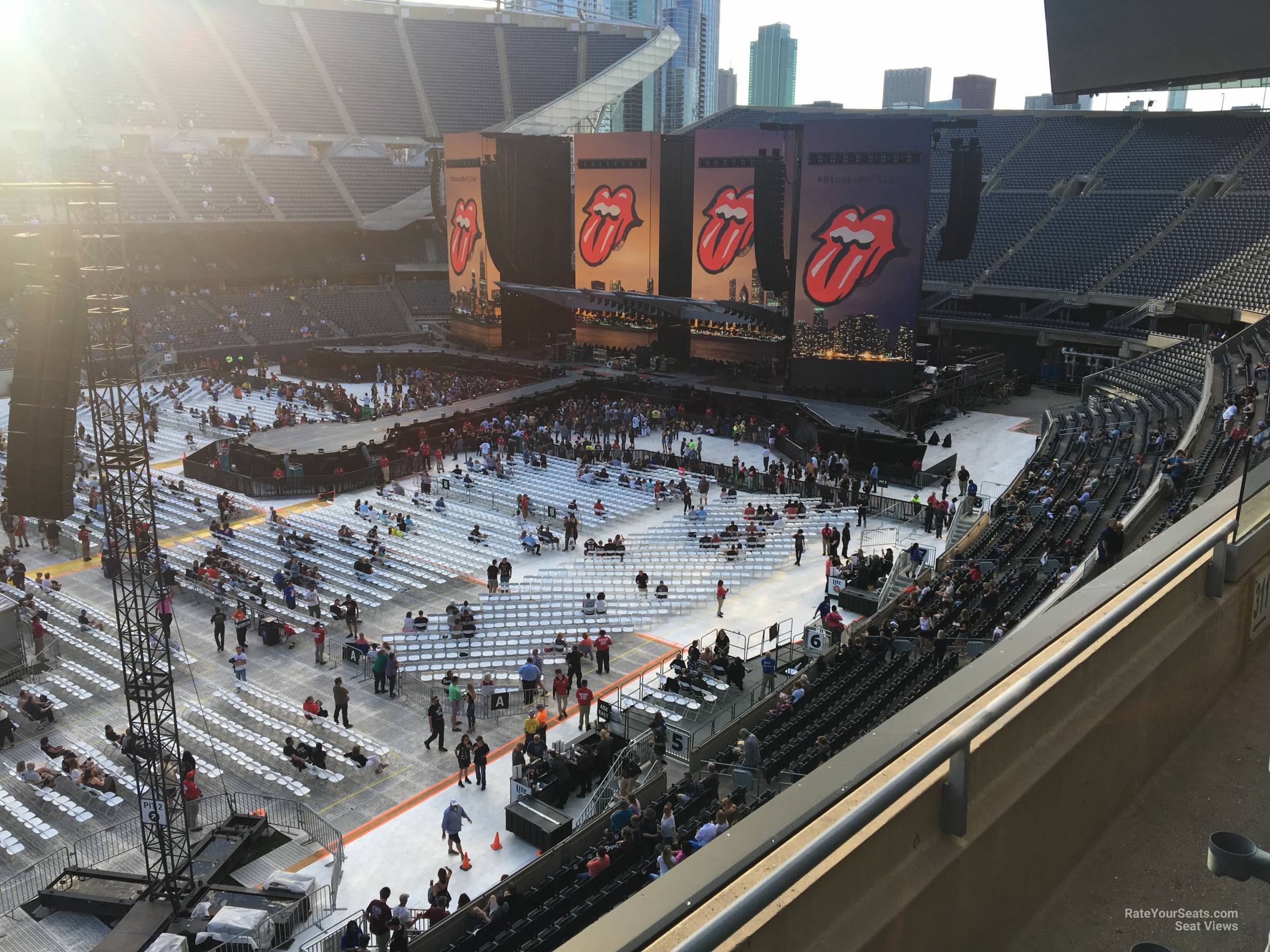 Chicago Bears Tickets, Sect 311, Row 5 Seats 3-8, United club! Aisle seats!  |