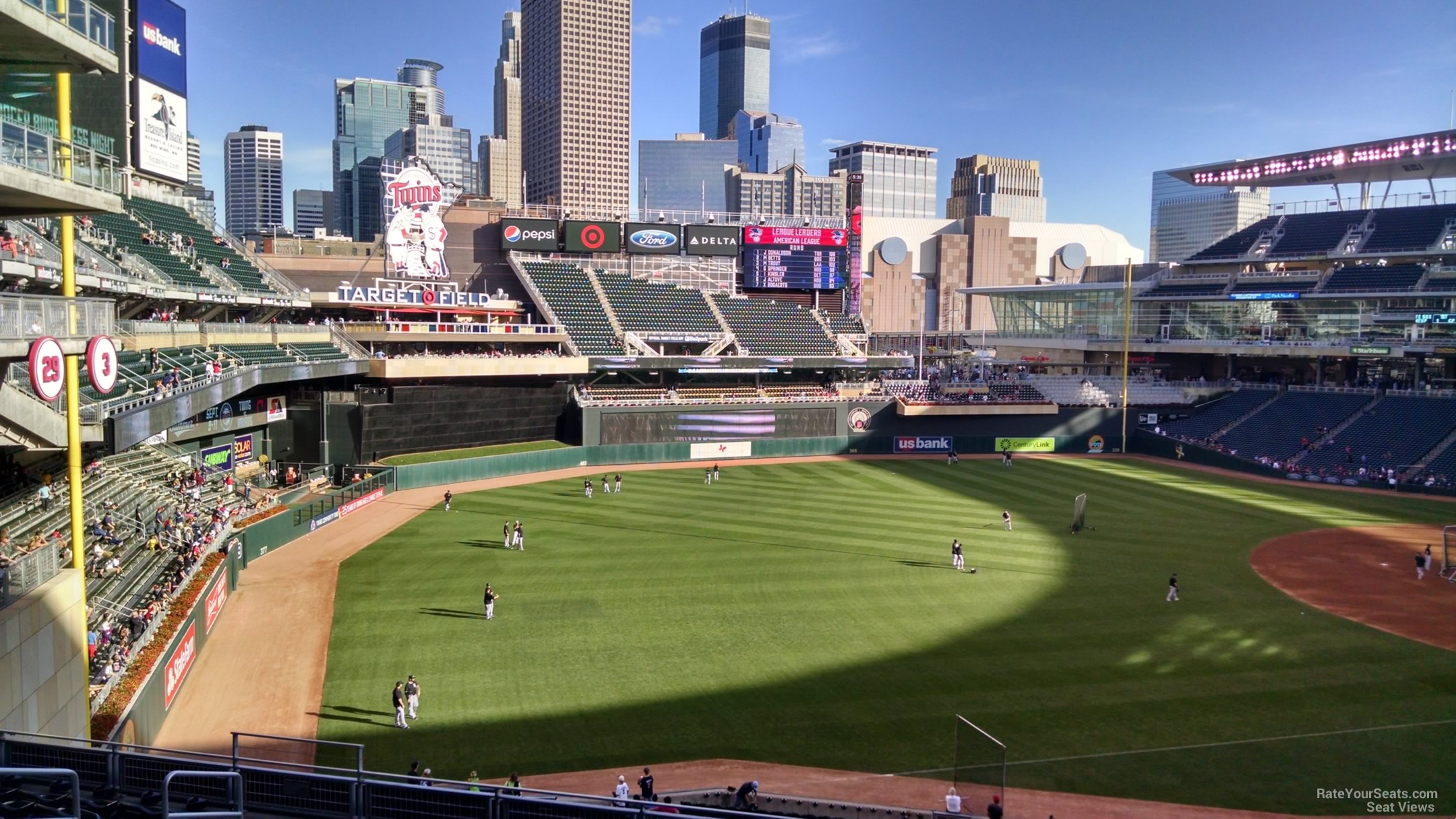 𝑱𝑯𝑶𝑨𝑵 𝑫𝑼𝑹𝑨𝑵 is pure 🔥🔥🔥 in his walk-out at Target Field. , Duran  Duran