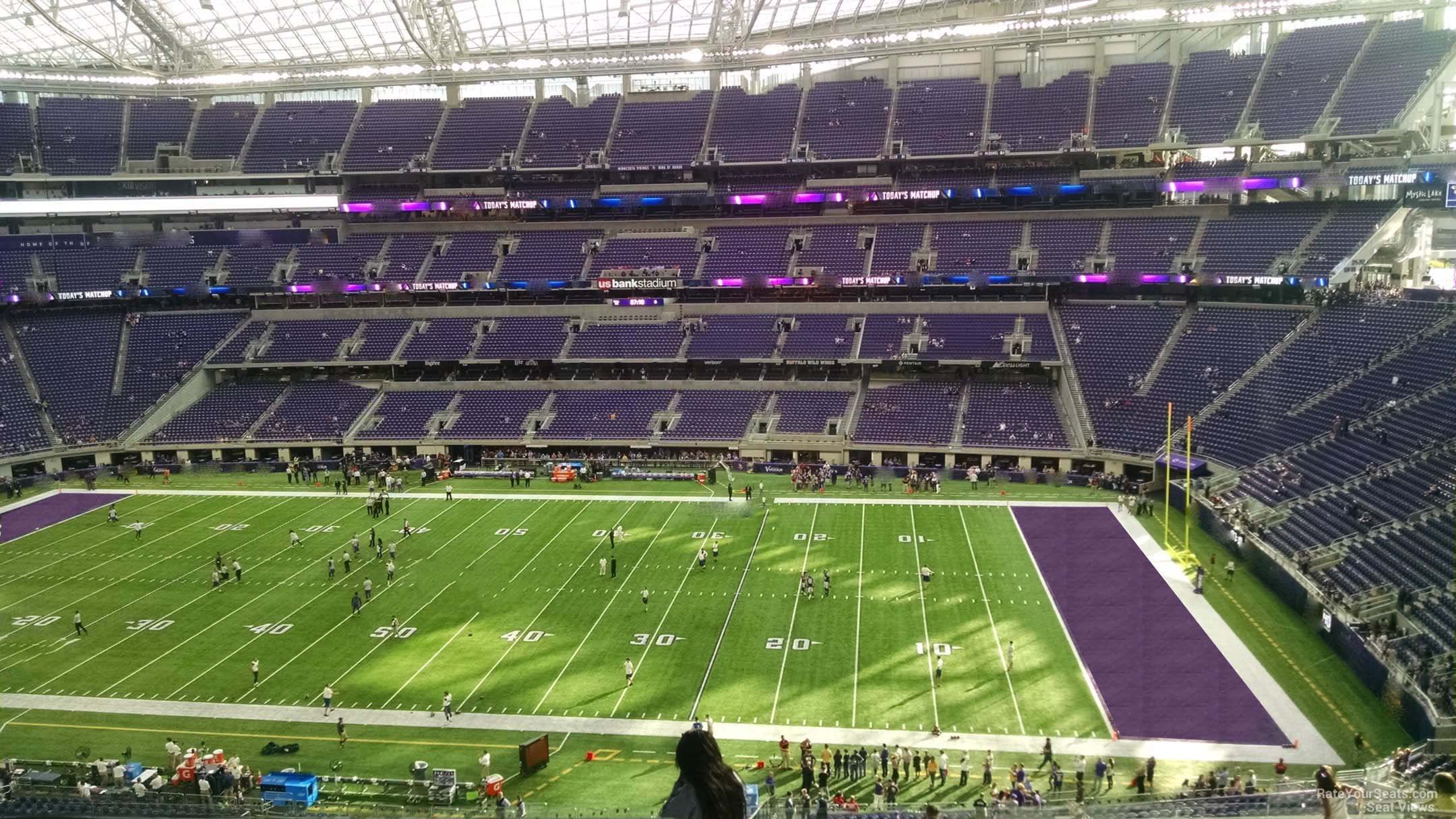 File:Level set back and wall at U.S. Bank Stadium separating Club