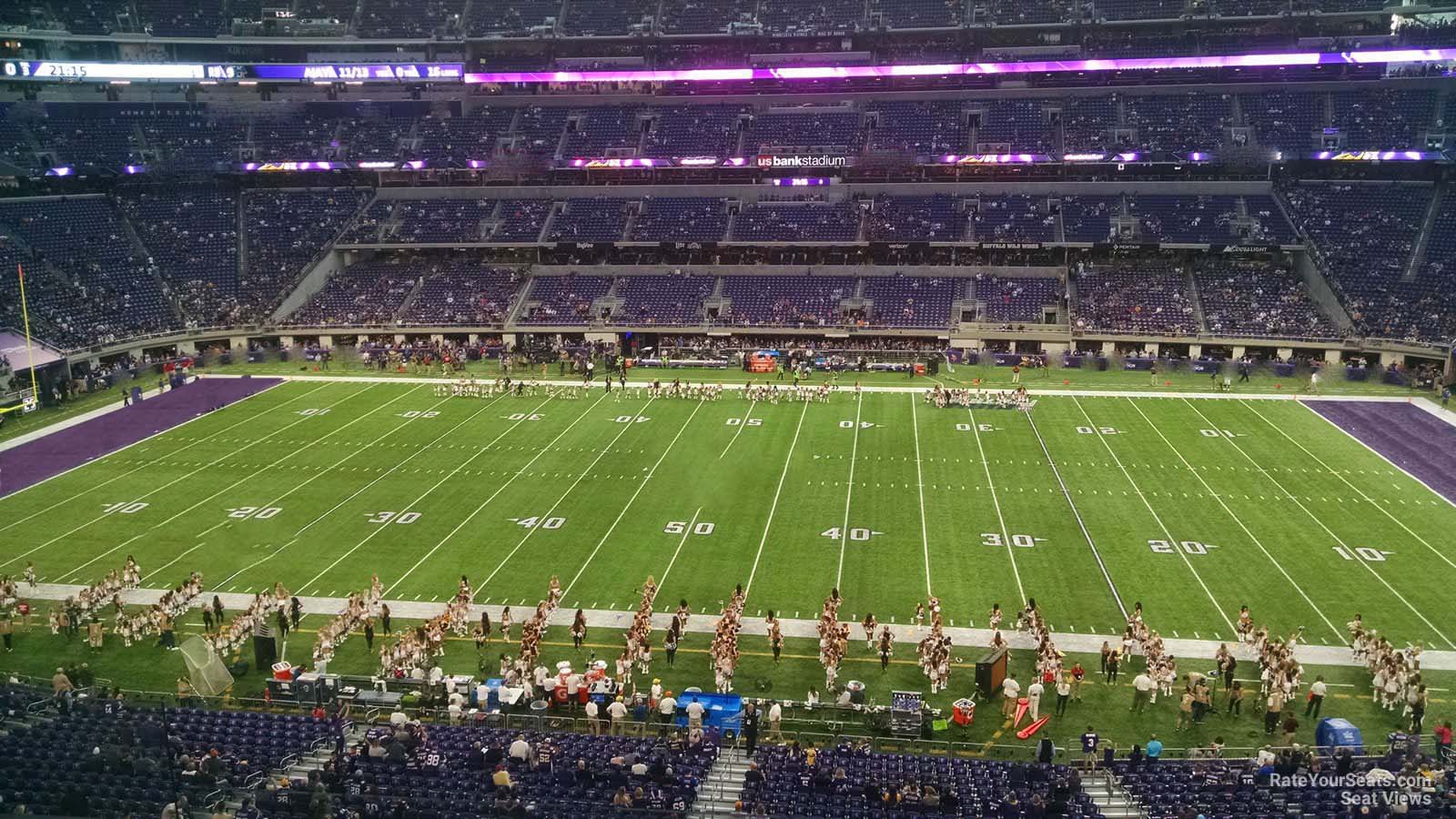 File:Level set back and wall at U.S. Bank Stadium separating Club