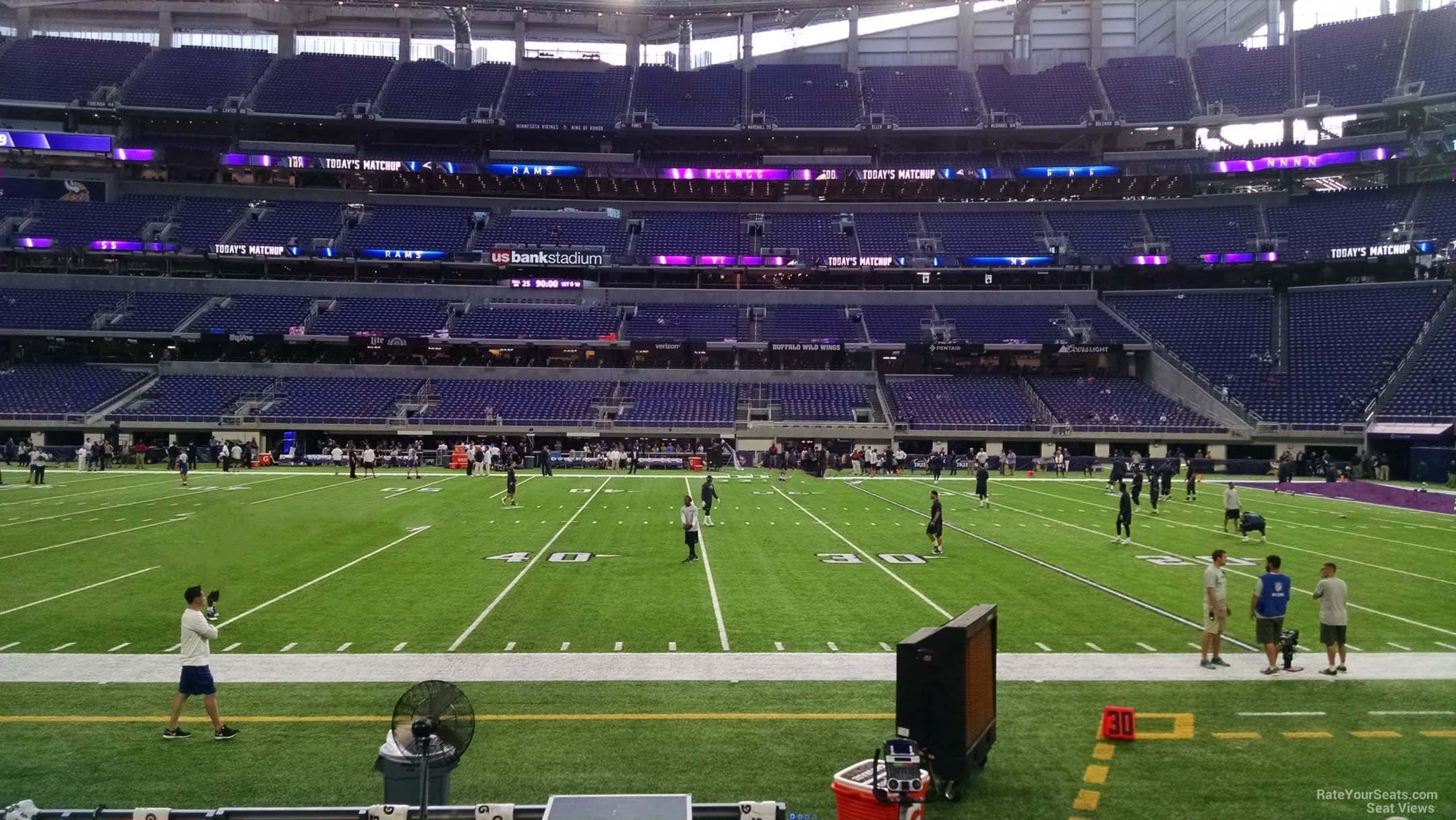 File:Level set back and wall at U.S. Bank Stadium separating Club