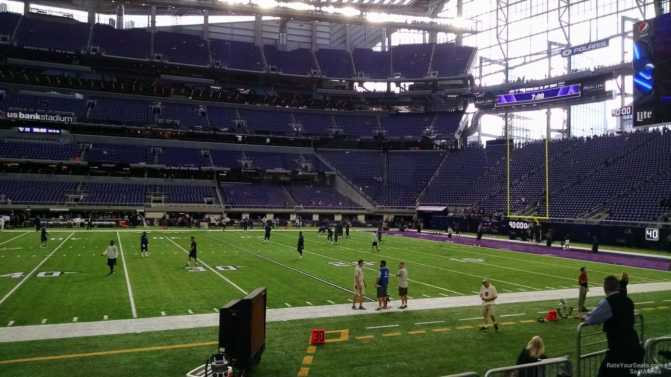 File:Level set back and wall at U.S. Bank Stadium separating Club